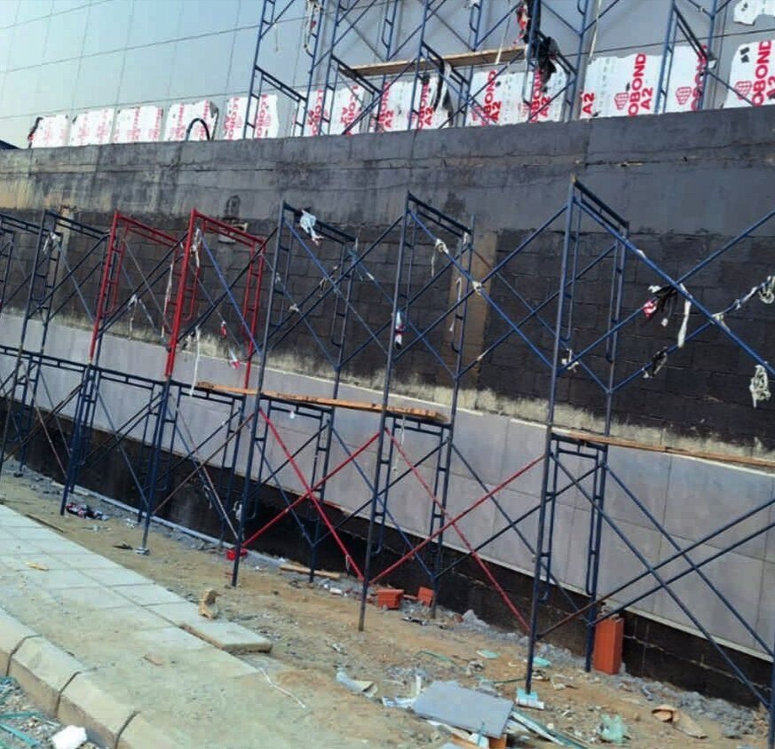 Retaining wall — access scaffold and face preparation.